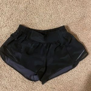 Lululemon 2.5” hotty hot shorts black camo print